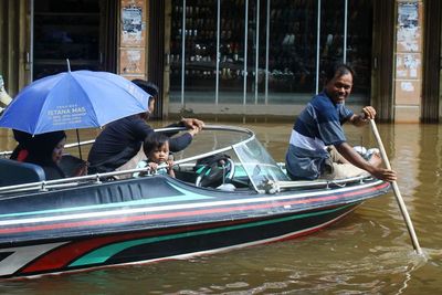 Jasa Ojek Perahu Cepat saat Banjir di Sintang, Ini Foto-fotonya