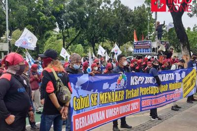 Jelang Pengumuman UMP DKI 2022, Buruh Geruduk Kantor Anies di Balai Kota