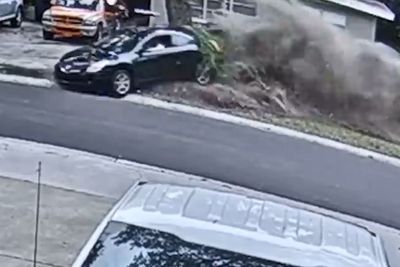 Balapan di Jalanan Komplek, Mobil Nissan Altima Ini Tabrak dan Rusaki Halaman Warga