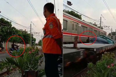 Nekat! Pemotor Ini Terobos Palang Kereta Api, Terjebak di Antara 2 Kereta yang Melaju