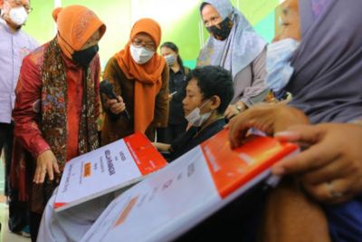 Temui Anak Yatim Piatu di Medan, Mensos Risma Berikan Bantuan dan Pesan Positif