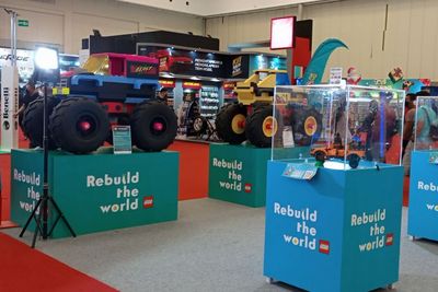 Penjaja Mobil-mobilan Untuk Buah Hati, Ada Lego Konstruksi