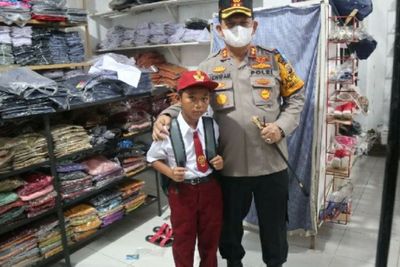 Mengharukan, Anak Pemulung Ini Bisa Kembali Bersekolah Berkat Kapolres Batubara