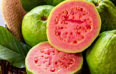 5 Manfaat Tersembunyi Buah dan Daun Jambu Biji Bagi Kesehatan