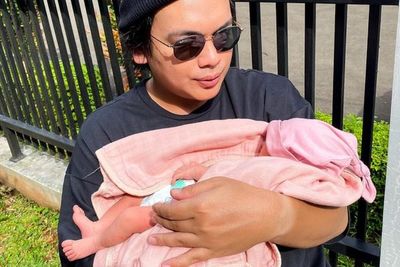 Natta Reza Unggah Foto Berjemur, Netizen Salfok Lihat Mata Anaknya: MasyaAllah