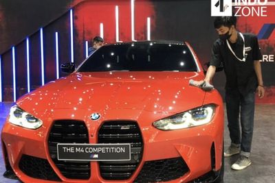 Cara Kerja Tim Pengelap Mobil GIIAS 2021: Pantau Customer Hingga Eksekusi dengan Teknik