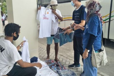 Obral Kaus di Mandalika, Pedagang Kaki Lima Raup Rp4 Juta Sehari