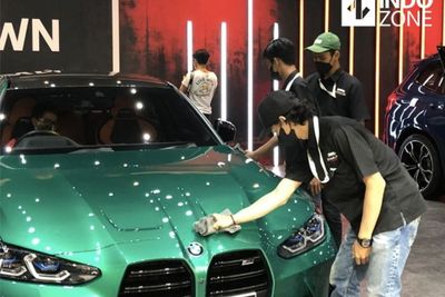 Ini Tim Pengelap yang Bikin Mobil di GIIAS 2021 Selalu Kinclong