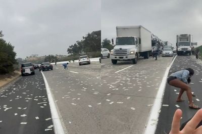 Ratusan Lembar Uang Tercecer, Pengemudi Mobil Turun & Pungut Uang di Jalan