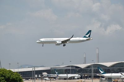 3 Pilot Maskapai Cathay Pacific Dipecat, Ini Masalahnya!