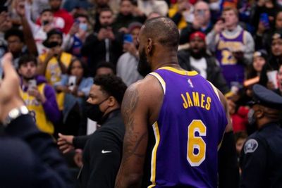 LeBron James Dikeluarkan Dari Lapangan Karena Tangannya Mengenai Wajah Stewart 