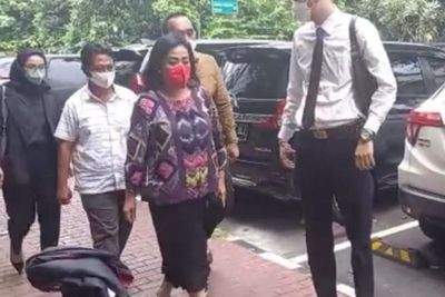 1 Tersangka PPAT Mafia Tanah Nirina Zubir Serahkan Diri