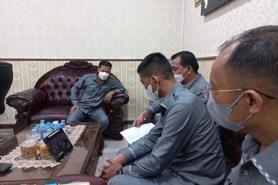 Meningkatkan Disiplin, Direksi PUD Pasar Medan Absen Para Pegawai dengan Rapat Virtual