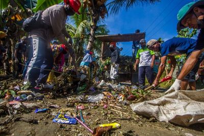 Membersihkan Sampah Sisa Luapan Sungai Hantakan, Ini Foto-fotonya