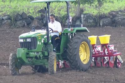 Foto-foto Jokowi Bajak Lahan Tanam Jagung Lalu Kendarai Traktor Jadi Sorotan di Jeneponto