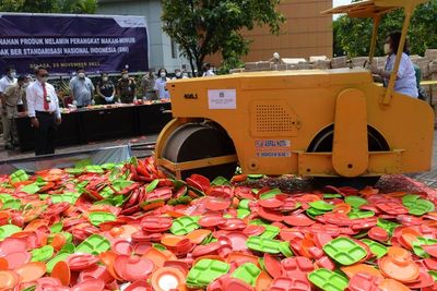 FOTO: Pemusnahan Produk Melamin Perangkat Makan dan Minum Tak Ber-SNI