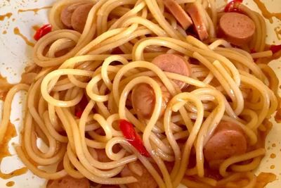Enaknya Makan Spaghetti Sosis Pedas Buatan Sendiri