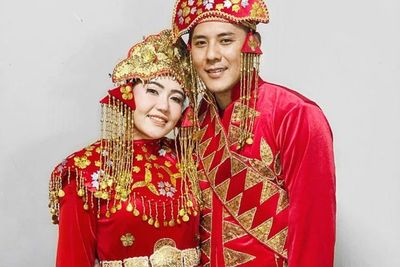 Via Vallen Tampil Anggun Pakai Baju Adat Bareng Pacar, Netizen: Kawal Sampai Halal