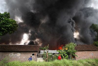 Kebakaran Pabrik Palet Plastik, Berikut Foto-fotonya
