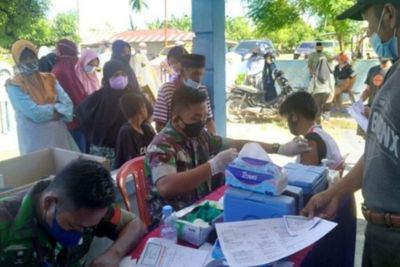 Guna Mencegah Penyebaran Covid-19, Warga di Mamuju Rela Antri untuk Divaksin