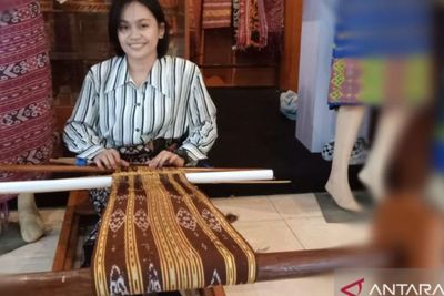 Lestarikan Kain Tenun Ikat Tradisional, 1.000 Milenial NTT Dilatih Menjadi Penenun