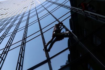 Spiderman Prancis Memanjat Gedung Pencakar Langit di Jerman, Ini Foto-fotonya