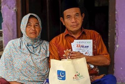 Belajar Makna Bersyukur dari Pasangan Difabel yang Menjual Kerupuk Karak