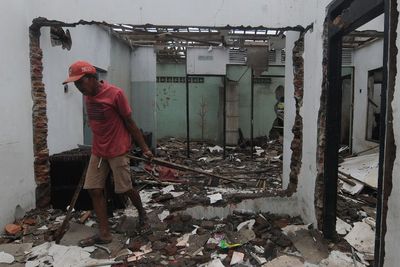 Warga Bongkar Rumahnya Untuk Pembangunan Rel KA Ganda, Ini Foto-fotonya