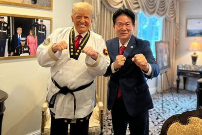 Sabuk Hitam Yang Diterima Oleh Donald Trump Malah Dicibir Warganet