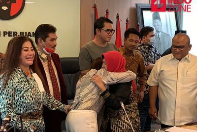 Sambil Menangis, Anggiat Pasaribu Minta Maaf Sambil Cium Tangan Ibunda Arteria