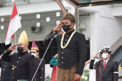 Rektor USU Berpakaian Adat Jawa di Upacara Hari Guru Nasional, Ini Sambutannya