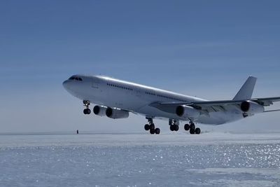 Cetak Sejarah! Pesawat Airbus A340 Sukses Lakukan Pendaratan di Atas Es Antartika
