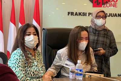 Sambil Tertunduk Lesu, Anggiat Pasaribu Datangi DPR untuk Minta Maaf ke Arteria Dahlan