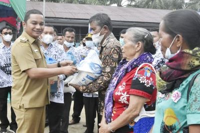 HUT PGRI ke-76, Bupati Tapteng Berikan 400 Paket Sembako Hingga Rehap Rumah Guru Honorer