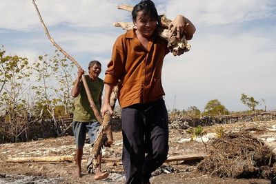 Rizky Febian Rela Gotong Kayu Bantu Warga Sumba di Video Klipnya, Berikut Foto-fotonya