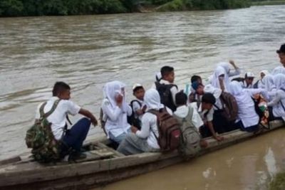 Begini Perjuangan Anak-anak di Aceh Timur Pergi Sekolah, Mengarungi Sungai dengan Getek