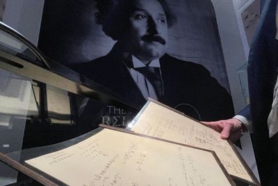 Coret-coretan Albert Einstein untuk Temukan Teori Relativitas Terjual Rp187 Miliar