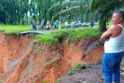 Hujan Deras Sebabkan Jalan Amblas di Asahan, Akses Antar Desa Putus Total