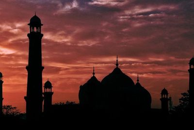 Bacaan Lengkap Adzan Subuh Beserta Doa dan Terjemahannya
