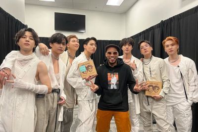 Daebak! Sukses Selesaikan Konser Offline Pertama di LA, BTS Bertemu dengan Anderson Paak