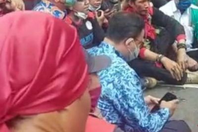 3 Fakta Anies Baswedan Duduk di Aspal Temui Buruh, Tak Setuju dengan Formula UMP 2022