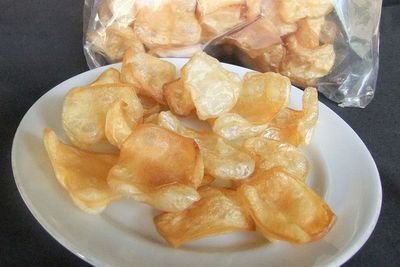 Bentuknya Mirip, Kenali Perbedaan Kerupuk Kulit Sapi dan Babi