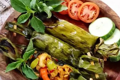 Nikmatnya Pepes Ayam Suwir Pete yang Pas untuk Makan Siang, Cobain Yuk
