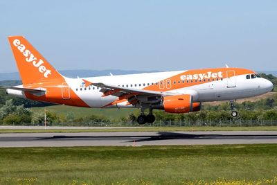 Pilot easyJet 4 Kali Gagal Mendarat Karena Cuaca Buruk Hingga Badai Arwen