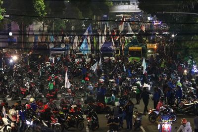 Aksi Menuntut Kenaikan UMK 2022 di Surabaya, Ini Foto-fotonya