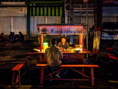 Ini 5 Rekomendasi Angkringan Hits dan Asik di Surabaya, Dijamin Gak Bikin Dompet Bolong