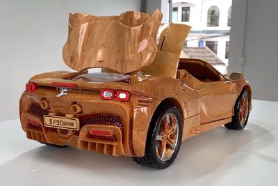 Pengrajin Kayu Ini Buat Miniatur Mobil Ferrari SF90 Spider, Habiskan Waktu 25 Hari!
