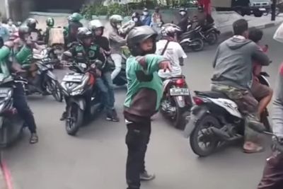 Jual Motor Hasil Penipuan Dipergoki Pemilik, Pria Ini Nekat Loncat dari Fly Over