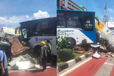Viral Bus TransJakarta Tabrak Pos Lantas di depan PGC Jaktim