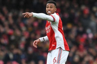Melihat Aksi Duel Antara Bek Arsenal dan Dua Pencuri di Garasi